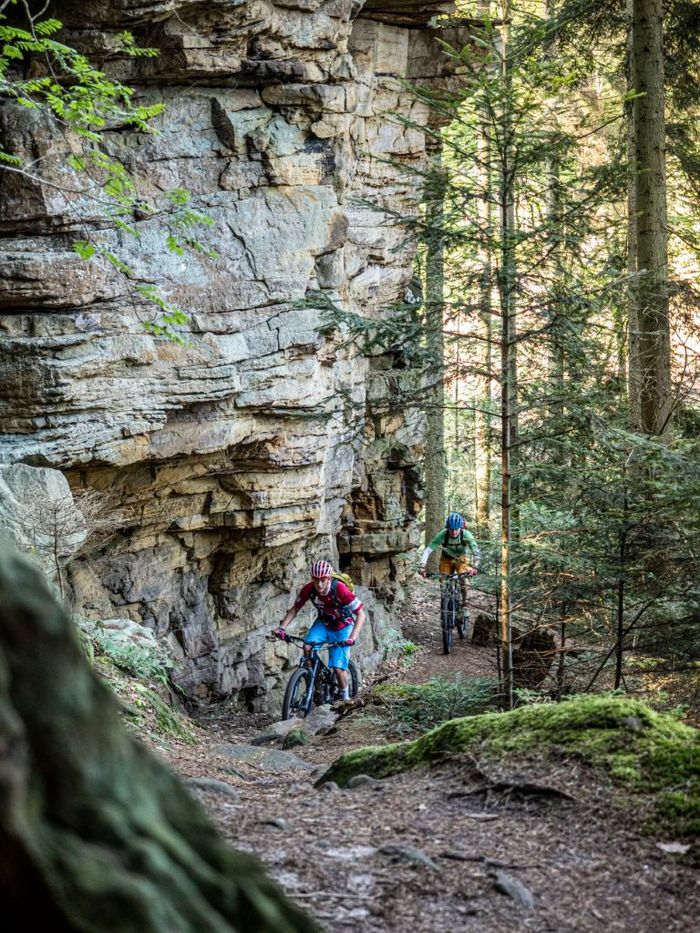 Twee mountainbikers rijden op het mountainbikepad 
