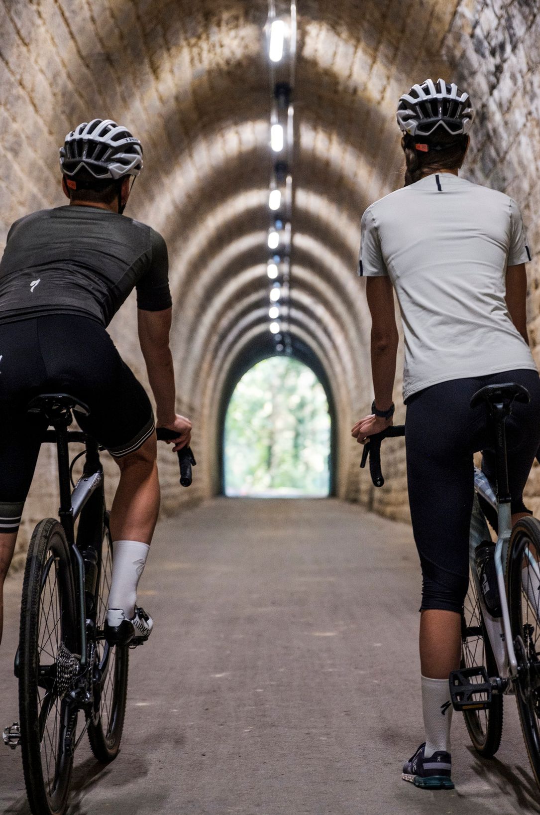 Deux cyclistes traversant le «Becher Tunnel».