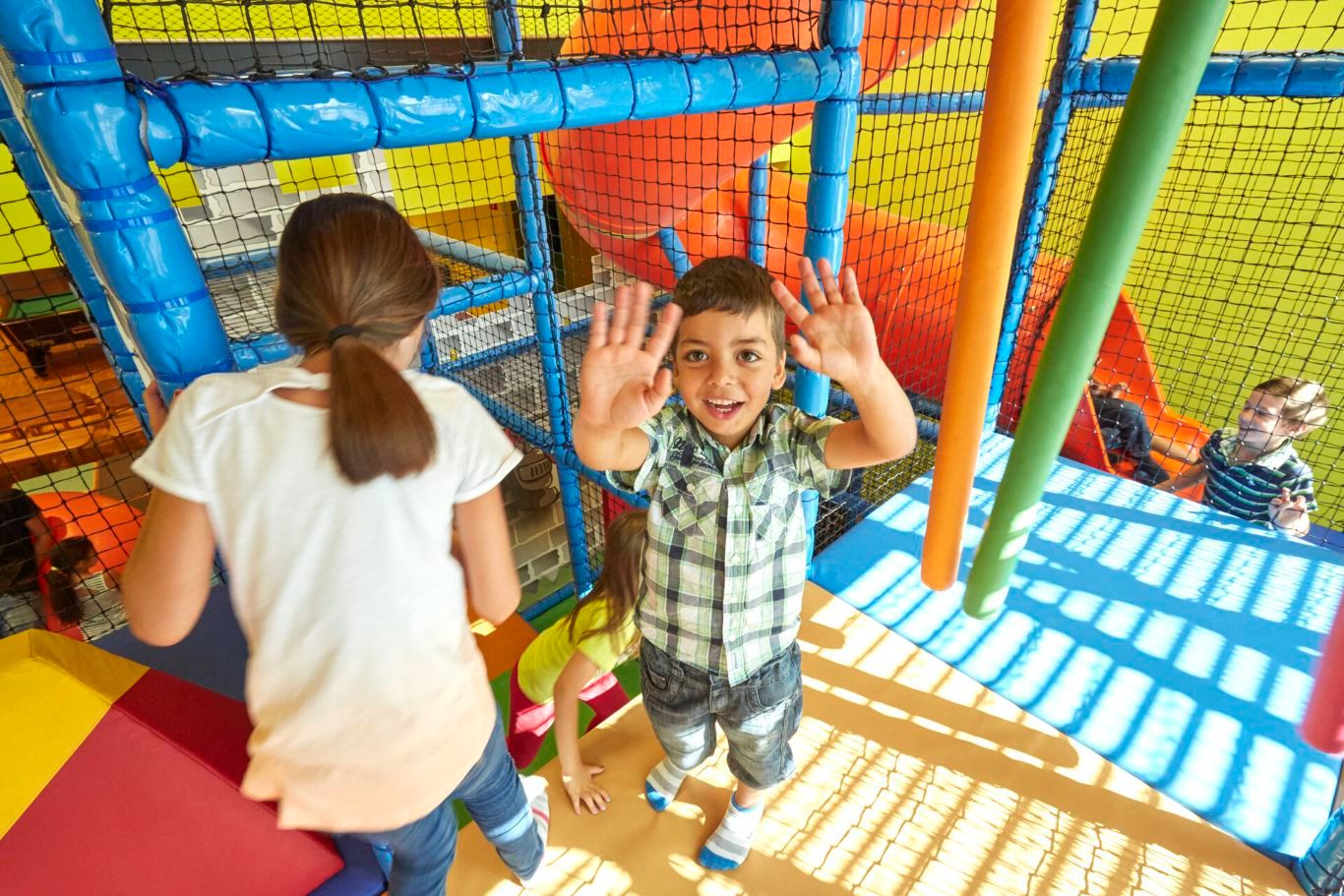 Kinderen spelen in de indoor speeltuin van de jeugdherberg in Echternach.