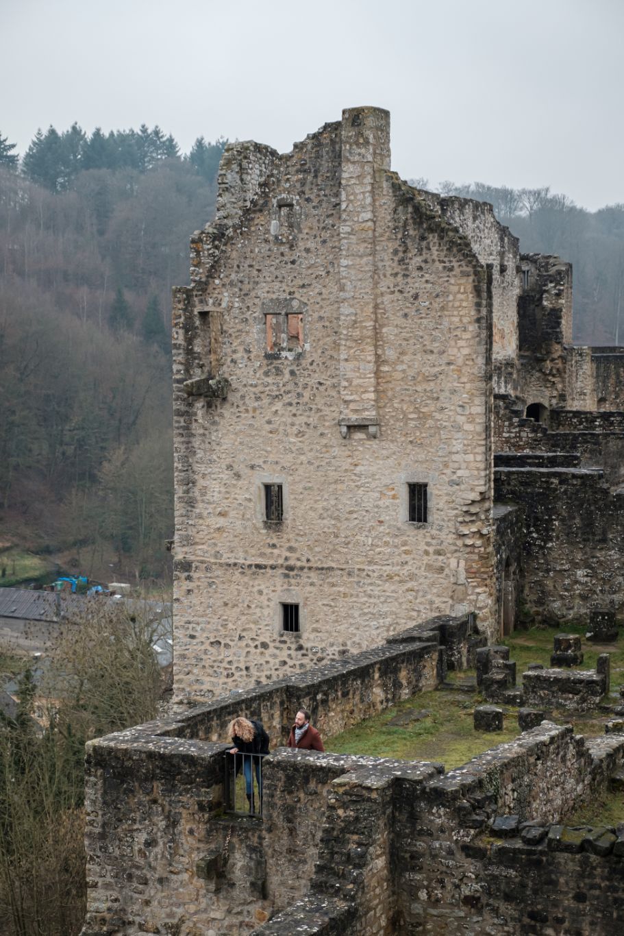 Les visiteurs explorent les ruines du château de Larochette