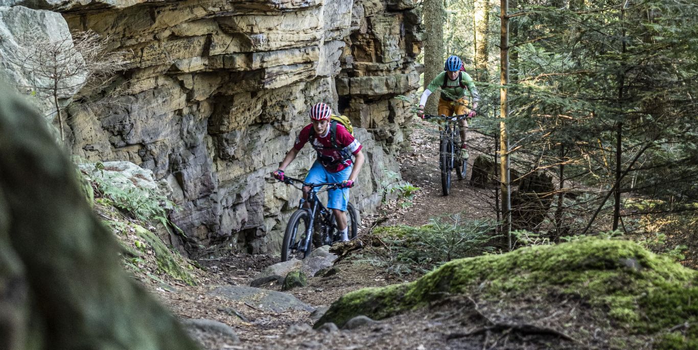 Twee mountainbikers rijden op het mountainbikepad 
