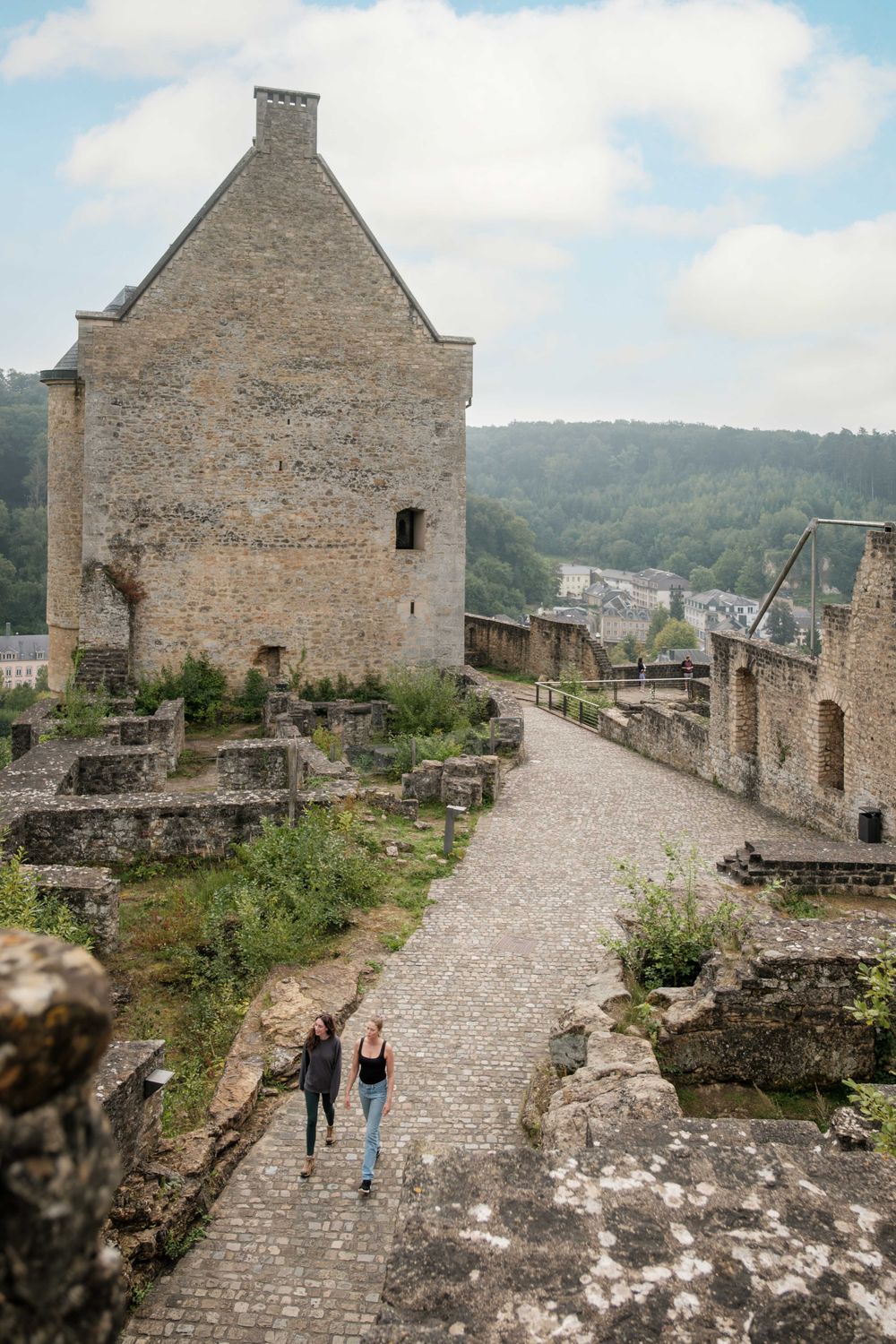 Les visiteurs se promènent dans les ruines et les chemins du château de Larochette