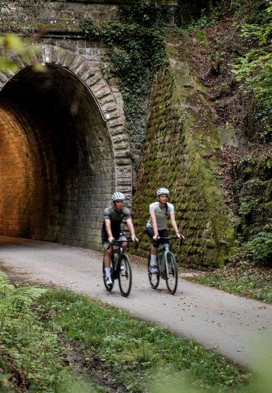 Twee fietsers verlaten de 'Becher Tunnel'