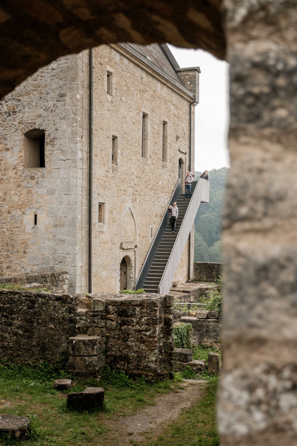 Murs de pierre et escaliers du château de Larochette